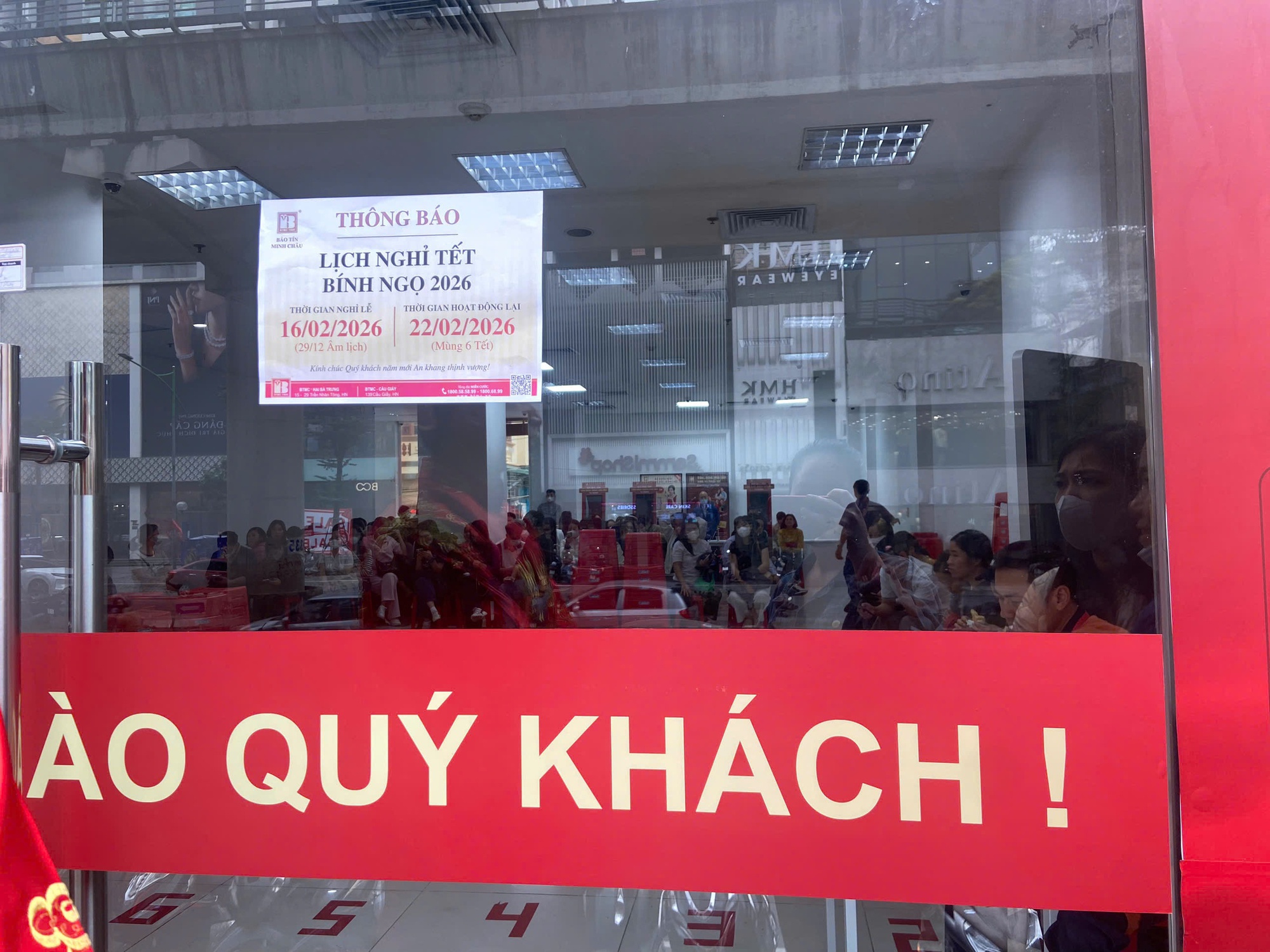 [ẢNH, CLIP] Tiệm v&agrave;ng h&ocirc;m nay: Gi&aacute; v&agrave;ng gần 18,5 triệu đồng/chỉ, 