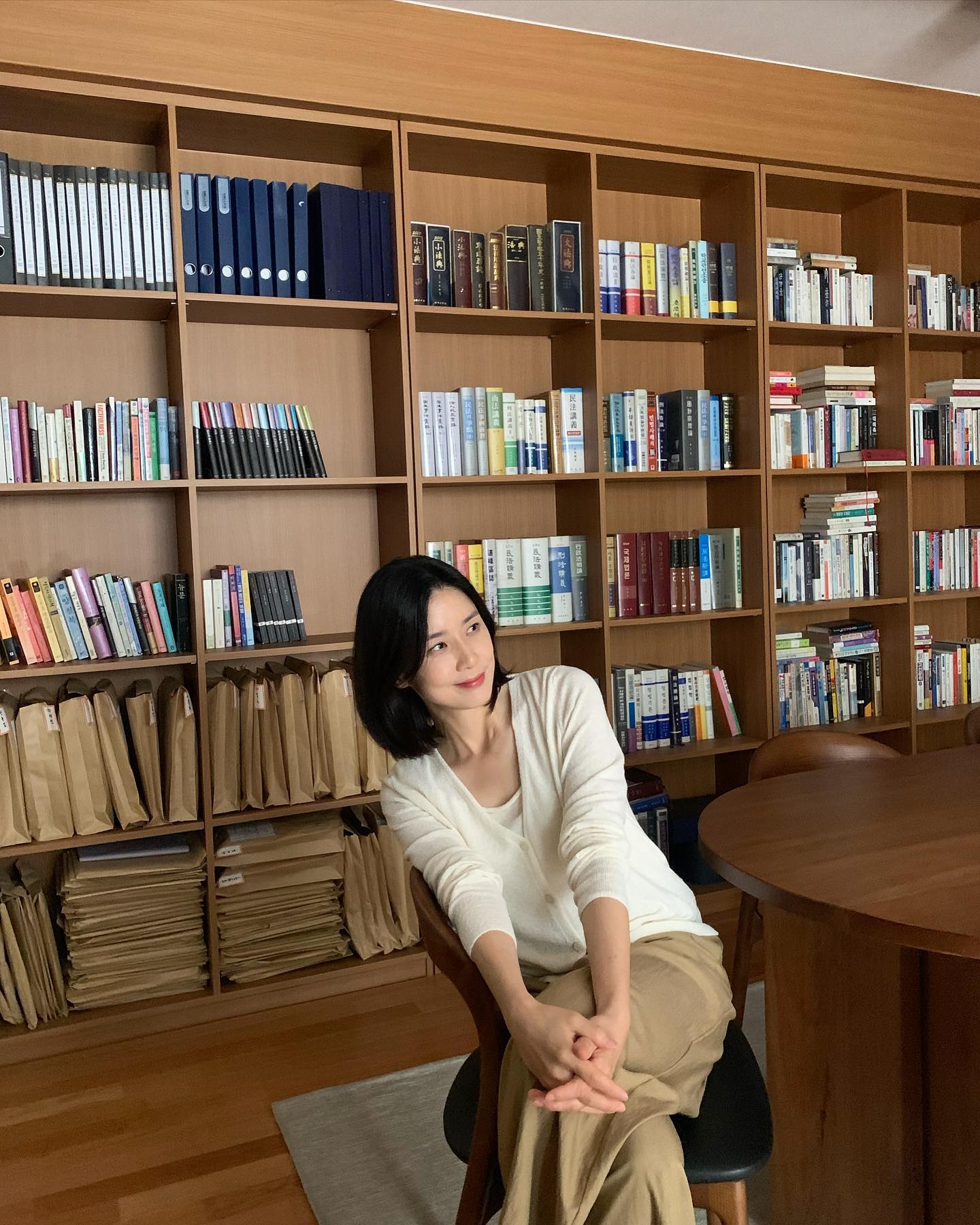 Phong c&aacute;ch Lee Bo Young: Đơn giản , thanh lịch cho phụ nữ U50 năm 2026 - Ảnh 6.