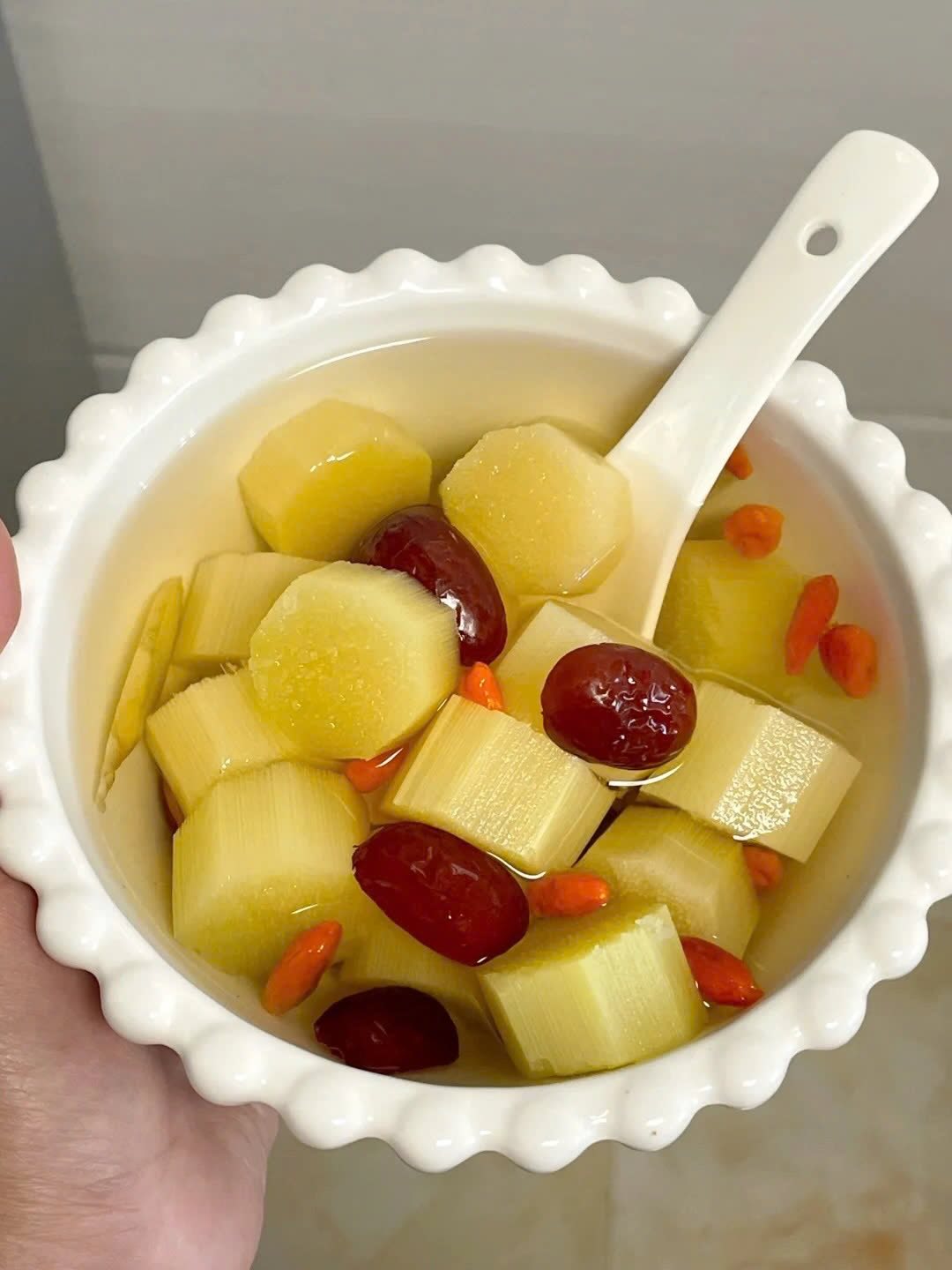 Phụ nữ ngo&agrave;i 40 tuổi, đừng để phổi &ldquo;kh&ocirc;&rdquo;: 3 loại nước n&ecirc;n uống v&agrave;o m&ugrave;a xu&acirc;n để ngừa ho, dưỡng ẩm v&agrave; trẻ từ b&ecirc;n trong- Ảnh 2.