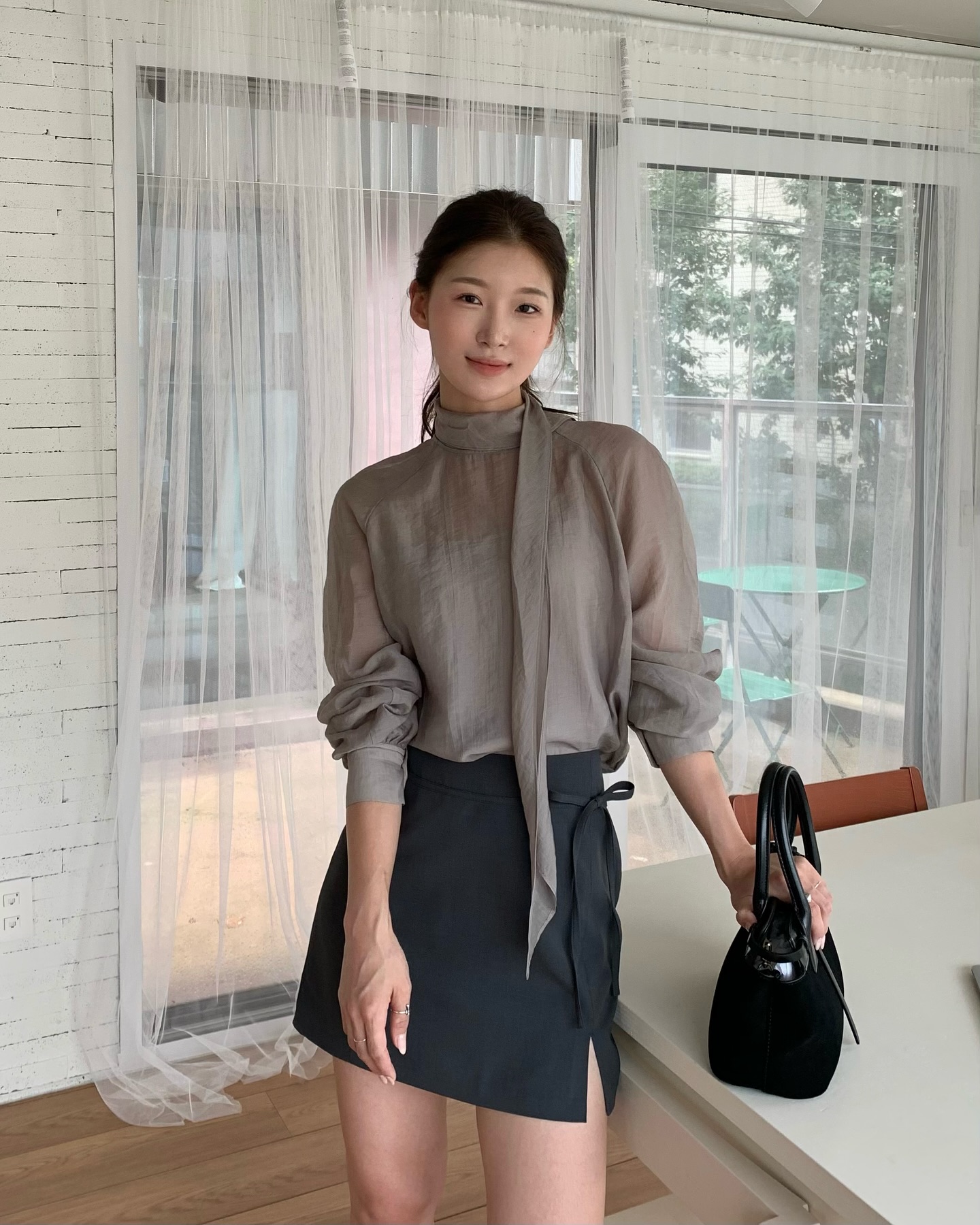 Sự trở lại của áo blouse công sở: Thời trang đẹp cho mùa thu 2026 - Ảnh 3. Sự trở lại của áo blouse công sở: Thời trang đẹp cho mùa thu 2026 - Ảnh 3.