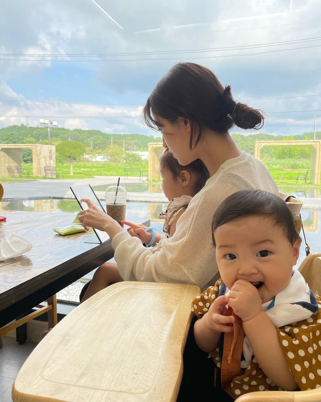 Rõ ràng mỗi ngày trông con dài như cả thế kỷ, vậy mà chớp mắt một cái đã hết một năm? - Ảnh 1.