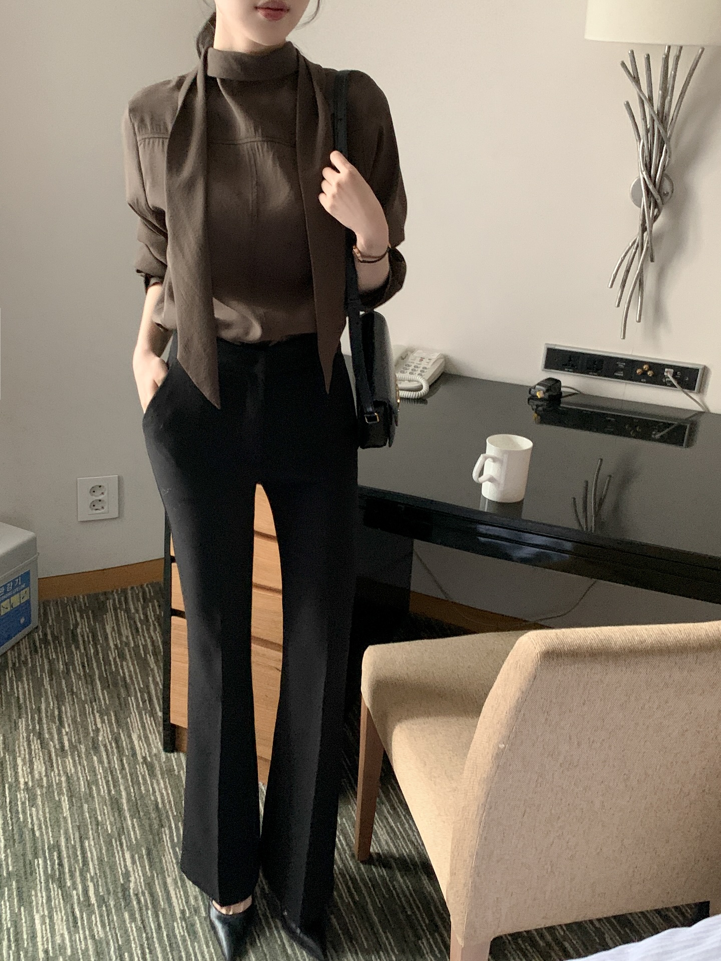 Sự trở lại của áo blouse công sở: Thời trang đẹp cho mùa thu 2026 - Ảnh 5. Sự trở lại của áo blouse công sở: Thời trang đẹp cho mùa thu 2026 - Ảnh 5.