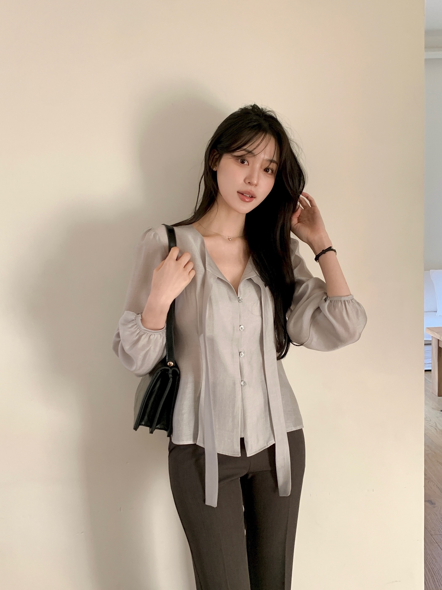 Sự trở lại của áo blouse công sở: Thời trang đẹp cho mùa thu 2026 - Ảnh 8. Sự trở lại của áo blouse công sở: Thời trang đẹp cho mùa thu 2026 - Ảnh 8.