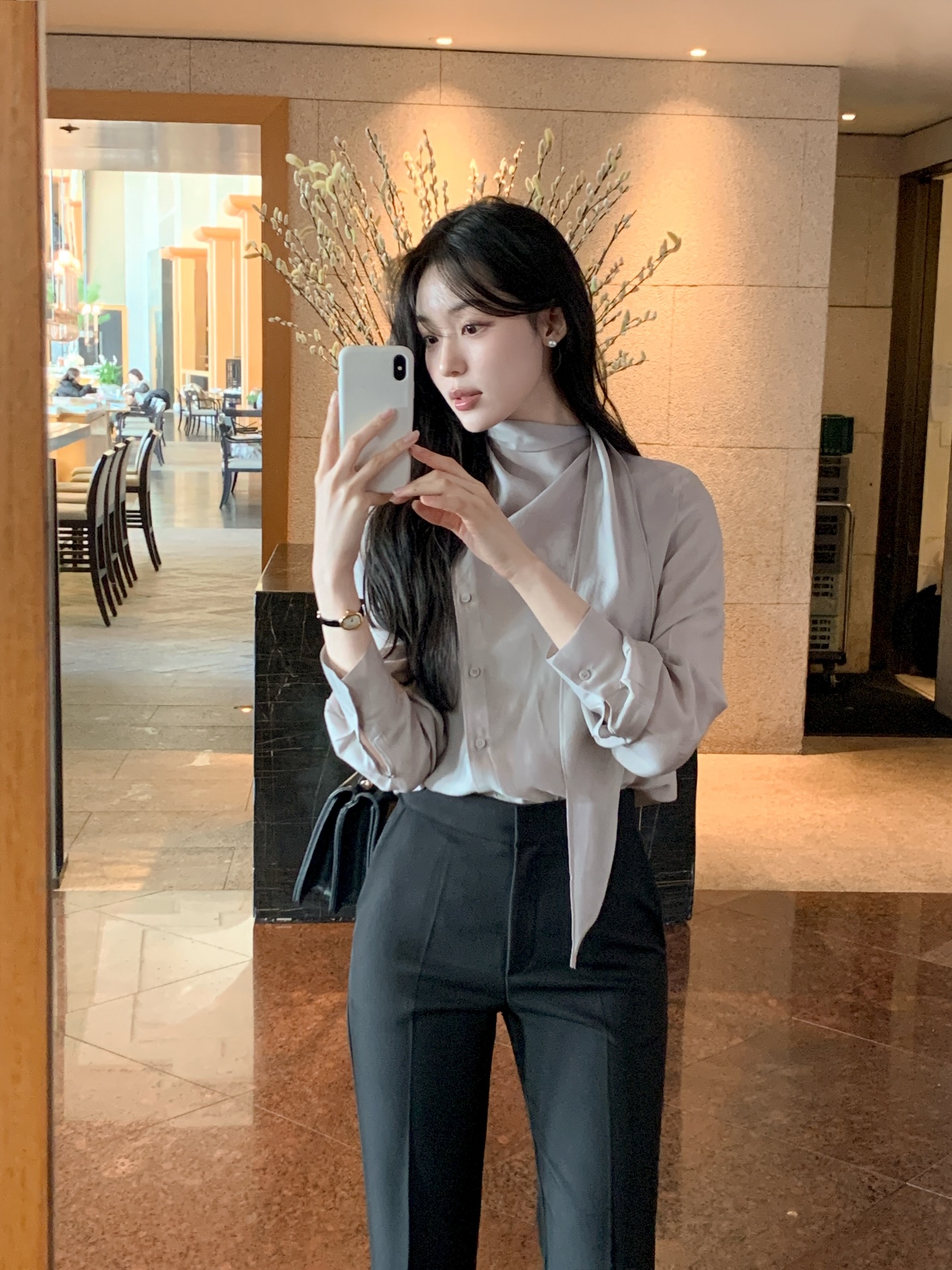 Sự trở lại của áo blouse công sở: Thời trang đẹp cho mùa thu 2026 - Ảnh 6. Sự trở lại của áo blouse công sở: Thời trang đẹp cho mùa thu 2026 - Ảnh 6.