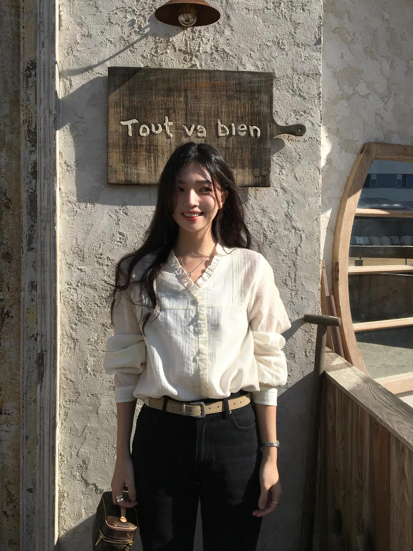 Sự trở lại của áo blouse công sở: Thời trang đẹp cho mùa thu 2026 - Ảnh 9. Sự trở lại của áo blouse công sở: Thời trang đẹp cho mùa thu 2026 - Ảnh 9.