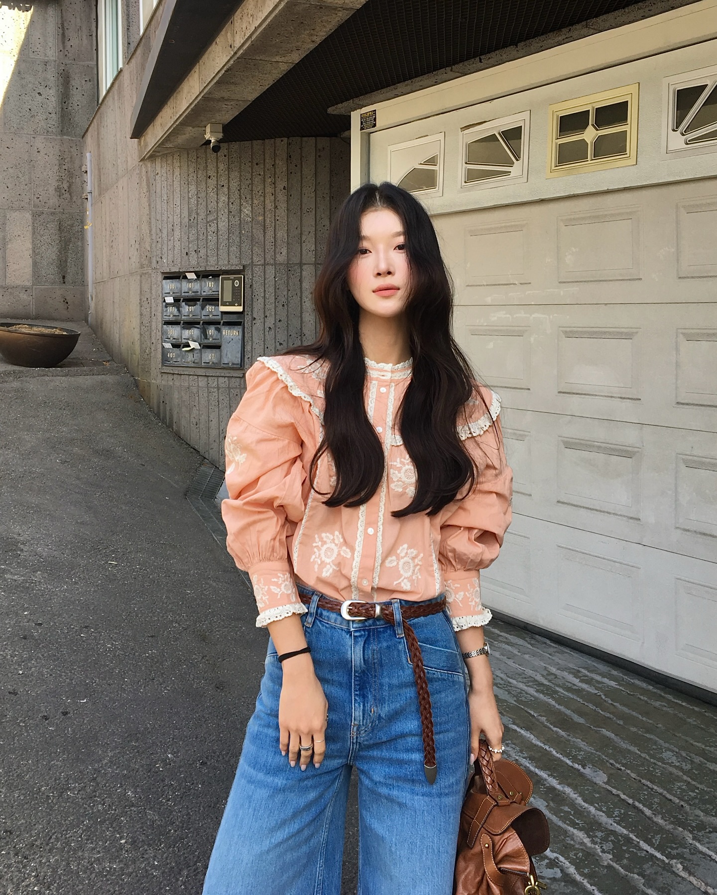 Sự trở lại của áo blouse công sở: Thời trang đẹp cho mùa thu 2026 - Ảnh 11. Sự trở lại của áo blouse công sở: Thời trang đẹp cho mùa thu 2026 - Ảnh 11.