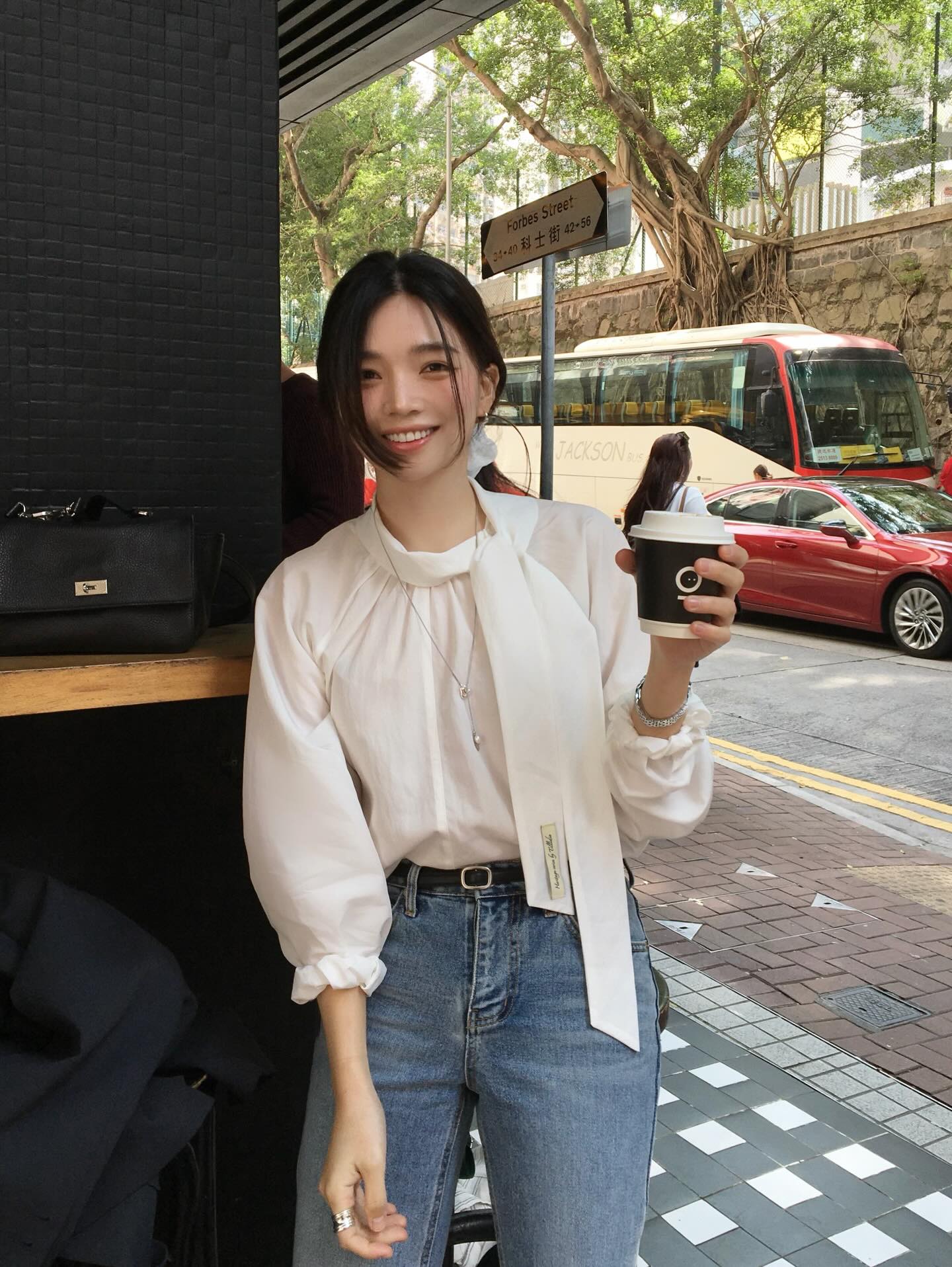 Sự trở lại của áo blouse công sở: Thời trang đẹp cho mùa thu 2026 - Ảnh 14. Sự trở lại của áo blouse công sở: Thời trang đẹp cho mùa thu 2026 - Ảnh 14.