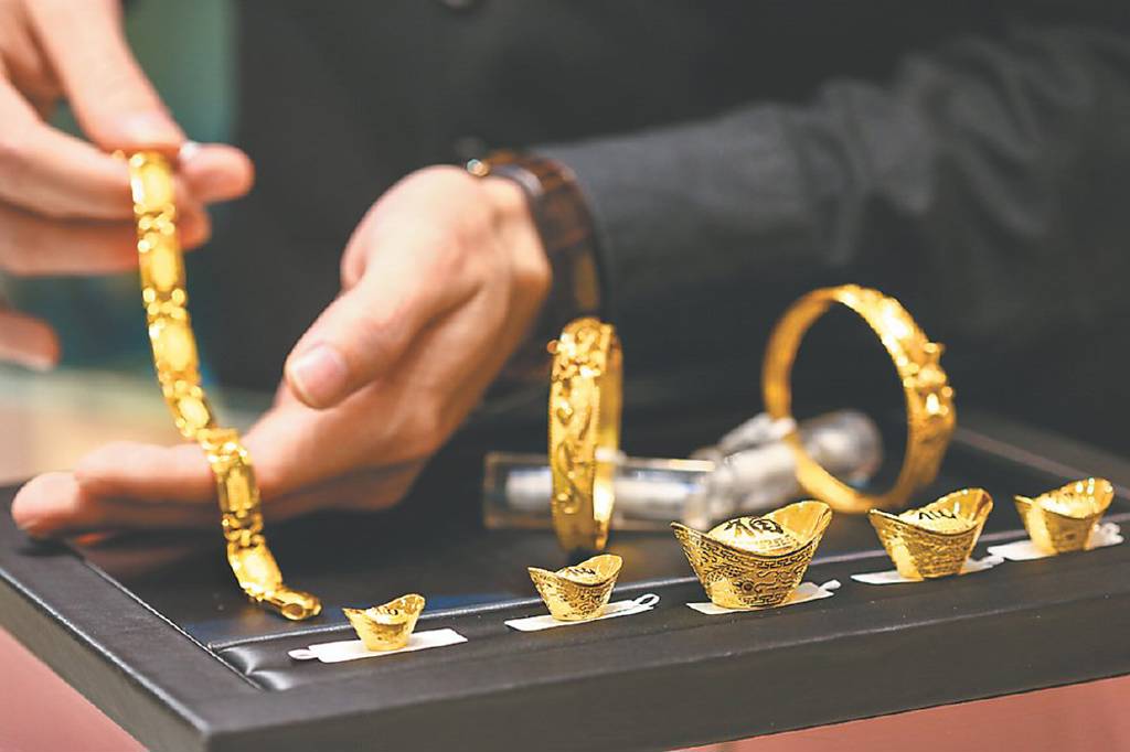 T&ocirc;i từng tranh c&atilde;i với mẹ v&igrave; chuyện mua v&agrave;ng ng&agrave;y v&iacute;a Thần T&agrave;i v&agrave; hiểu ra khoảng c&aacute;ch thế hệ trong c&aacute;ch nh&igrave;n tiền bạc - Ảnh 2.