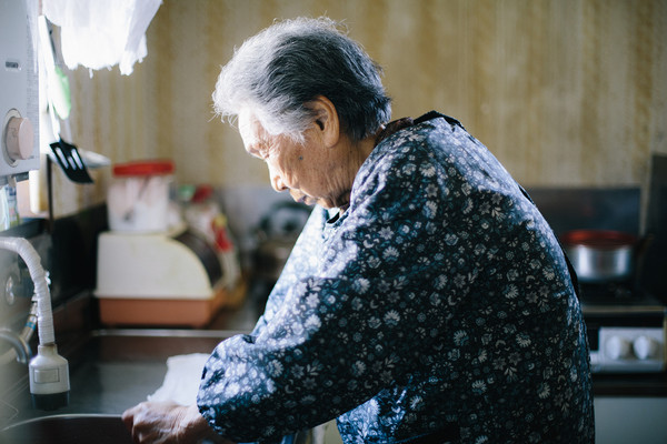 Con cái rời nhà sau kỳ nghỉ, ai biết bữa cơm lặng lẽ của cha mẹ lại là khởi đầu cho những điều này - Ảnh 1.