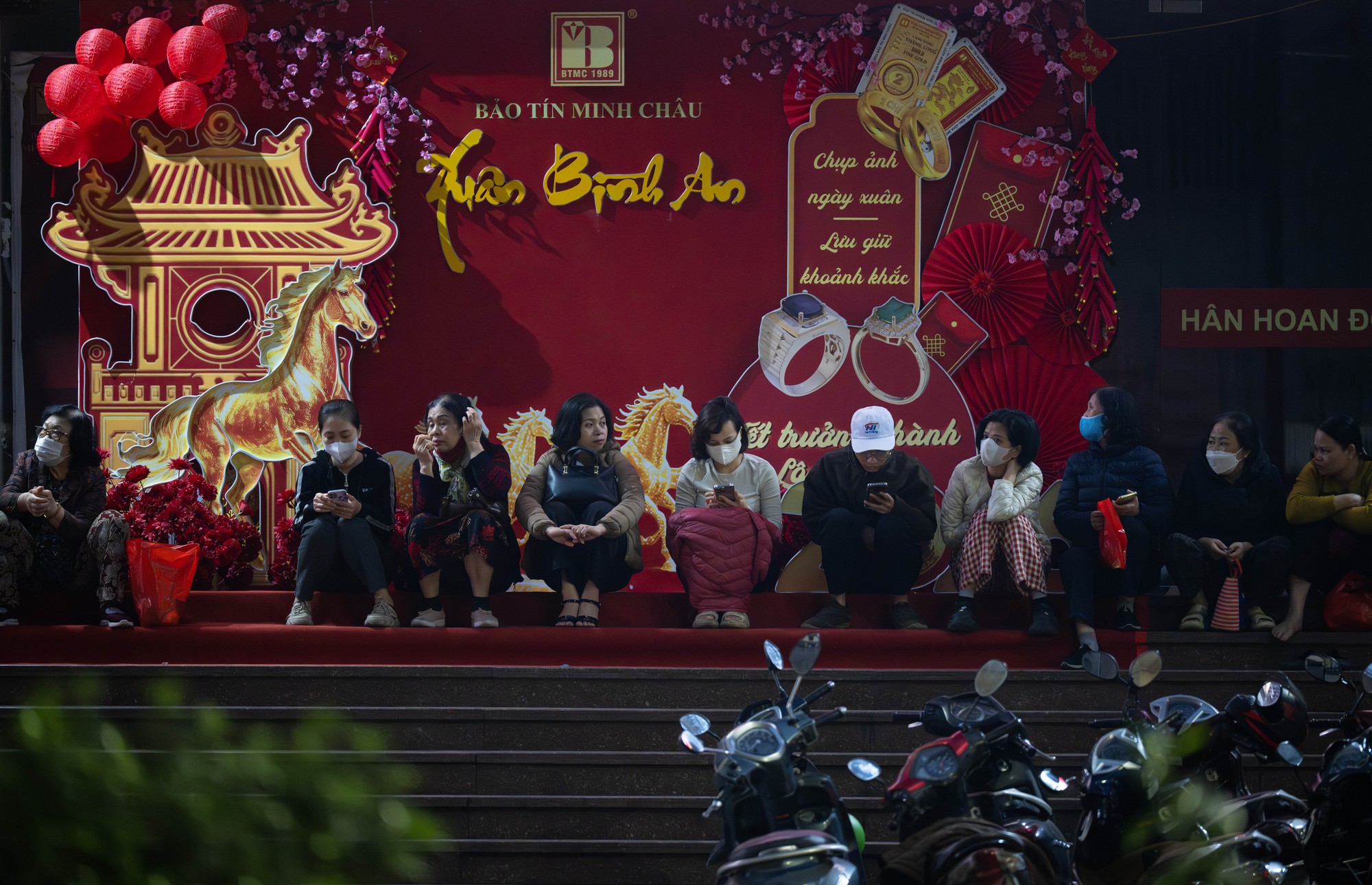 Cảnh tượng kh&oacute; tin l&uacute;c 3h s&aacute;ng tr&ecirc;n phố Cầu Giấy trước ng&agrave;y V&iacute;a Thần t&agrave;i- Ảnh 1.