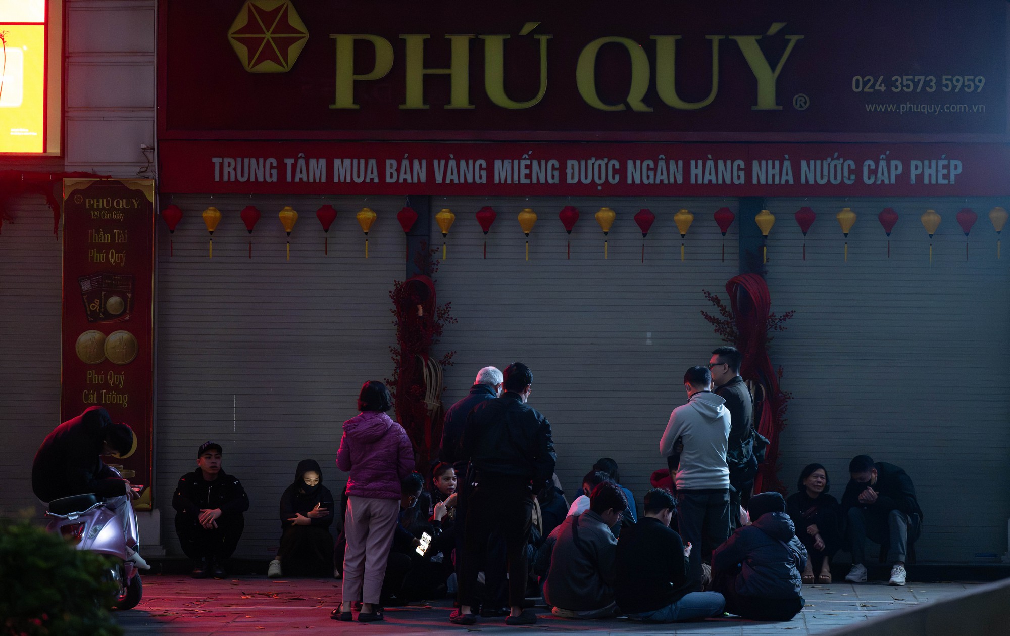 Cảnh tượng kh&oacute; tin l&uacute;c 3h s&aacute;ng tr&ecirc;n phố Cầu Giấy trước ng&agrave;y V&iacute;a Thần t&agrave;i- Ảnh 2.