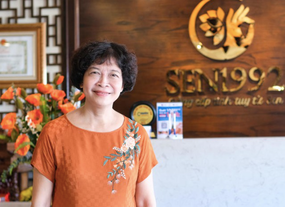 B&agrave; Chủ Sen T&agrave;i Thu bị c&aacute;o buộc chiếm đoạt hơn 988 tỷ đồng trong vụ Lừa đảo lớn - Ảnh 1.