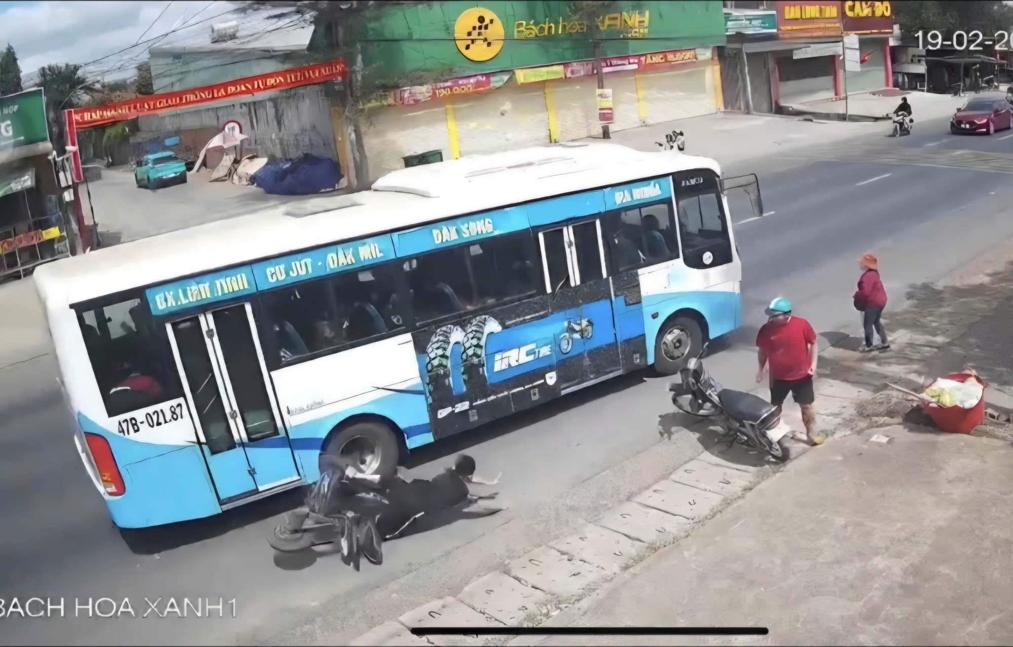 Va chạm xe bu&yacute;t với xe đạp điện khiến học sinh bị thương tại L&acirc;m Đồng - Ảnh 1.