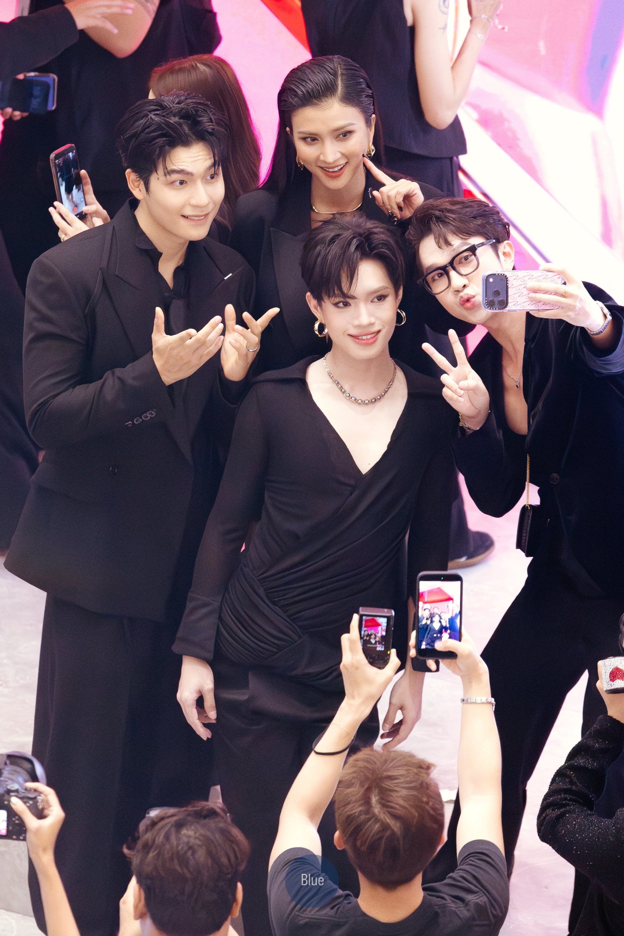 Lần đầu Kim Tuyến v&agrave; Đồng &Aacute;nh Quỳnh c&ocirc;ng khai, trung t&acirc;m thương mại như vỡ trận- Ảnh 8.