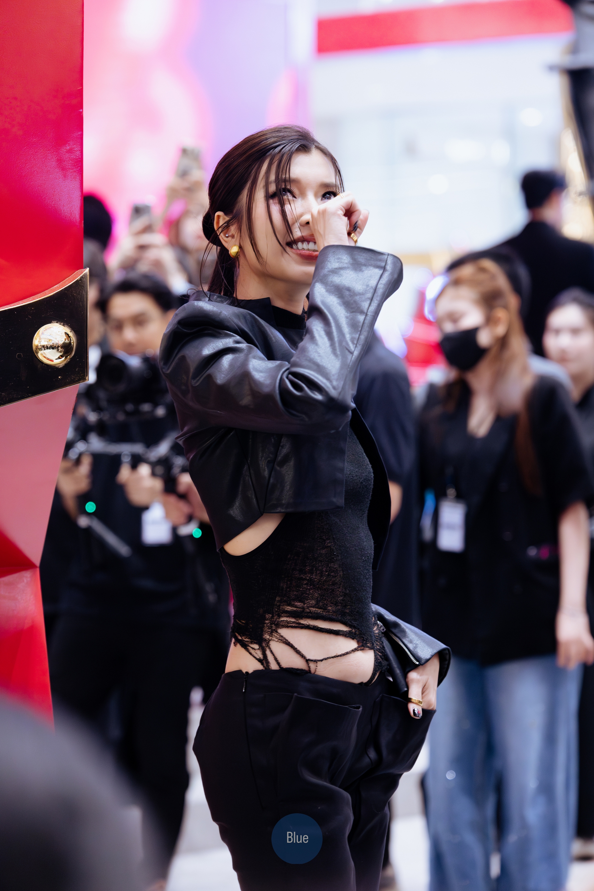 Lần đầu Kim Tuyến v&agrave; Đồng &Aacute;nh Quỳnh c&ocirc;ng khai, trung t&acirc;m thương mại như vỡ trận- Ảnh 4.