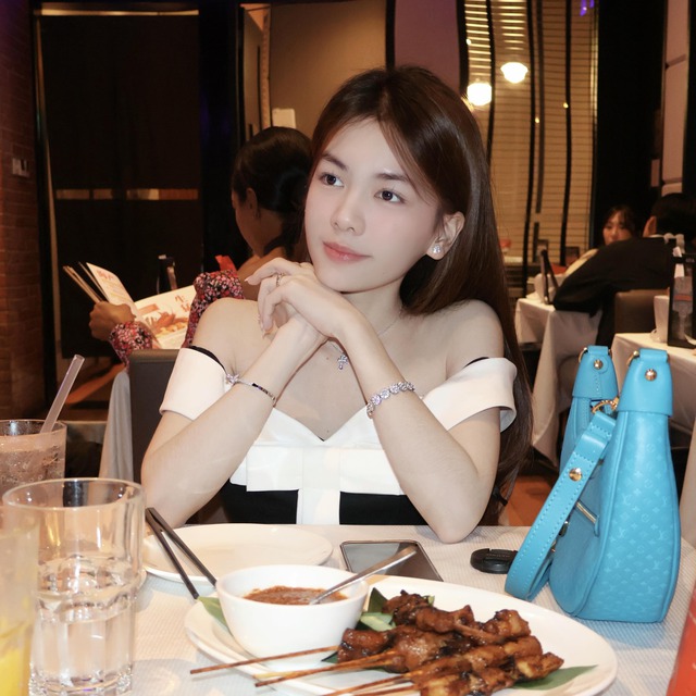 Tứ đại mỹ nhân kết hôn với thiếu gia tiệm vàng, cuộc sống viên mãn - Ảnh 7. Tứ đại mỹ nhân kết hôn với thiếu gia tiệm vàng, cuộc sống viên mãn - Ảnh 7.