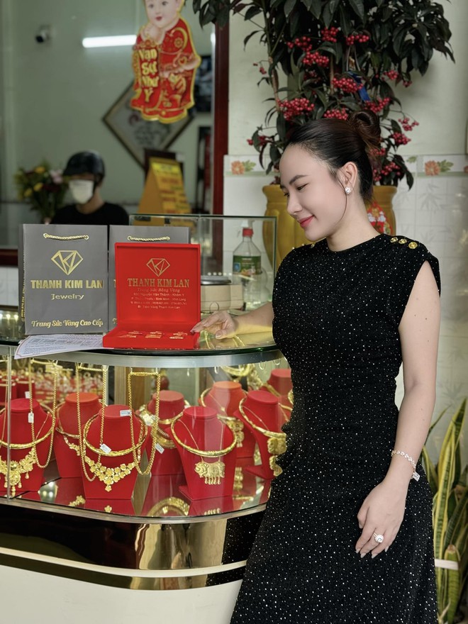 Tứ đại mỹ nhân kết hôn với thiếu gia tiệm vàng, cuộc sống viên mãn - Ảnh 18. Tứ đại mỹ nhân kết hôn với thiếu gia tiệm vàng, cuộc sống viên mãn - Ảnh 18.