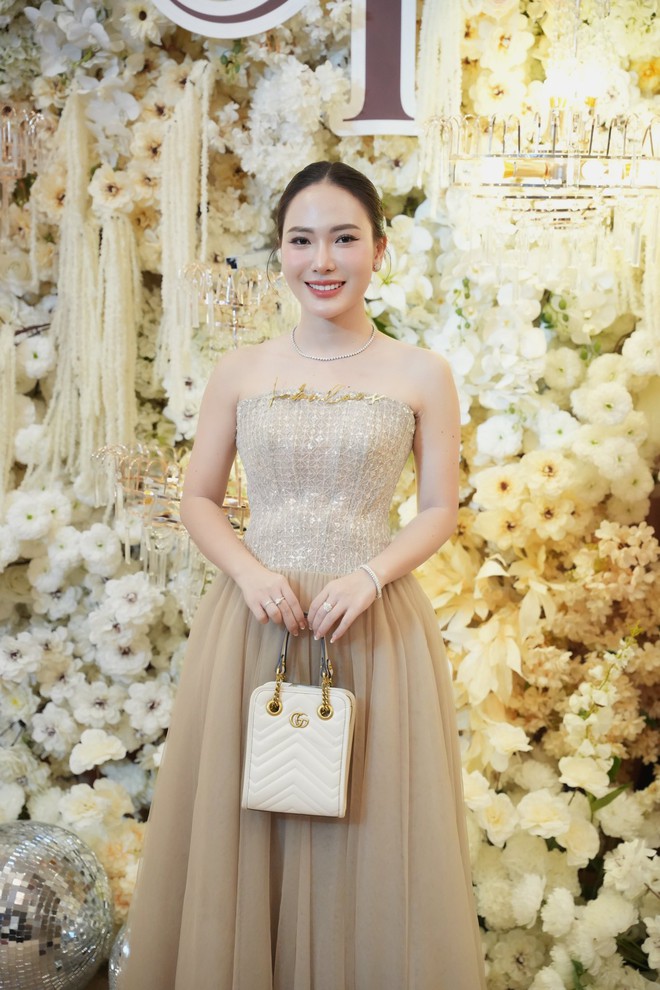 Tứ đại mỹ nhân kết hôn với thiếu gia tiệm vàng, cuộc sống viên mãn - Ảnh 20. Tứ đại mỹ nhân kết hôn với thiếu gia tiệm vàng, cuộc sống viên mãn - Ảnh 20.