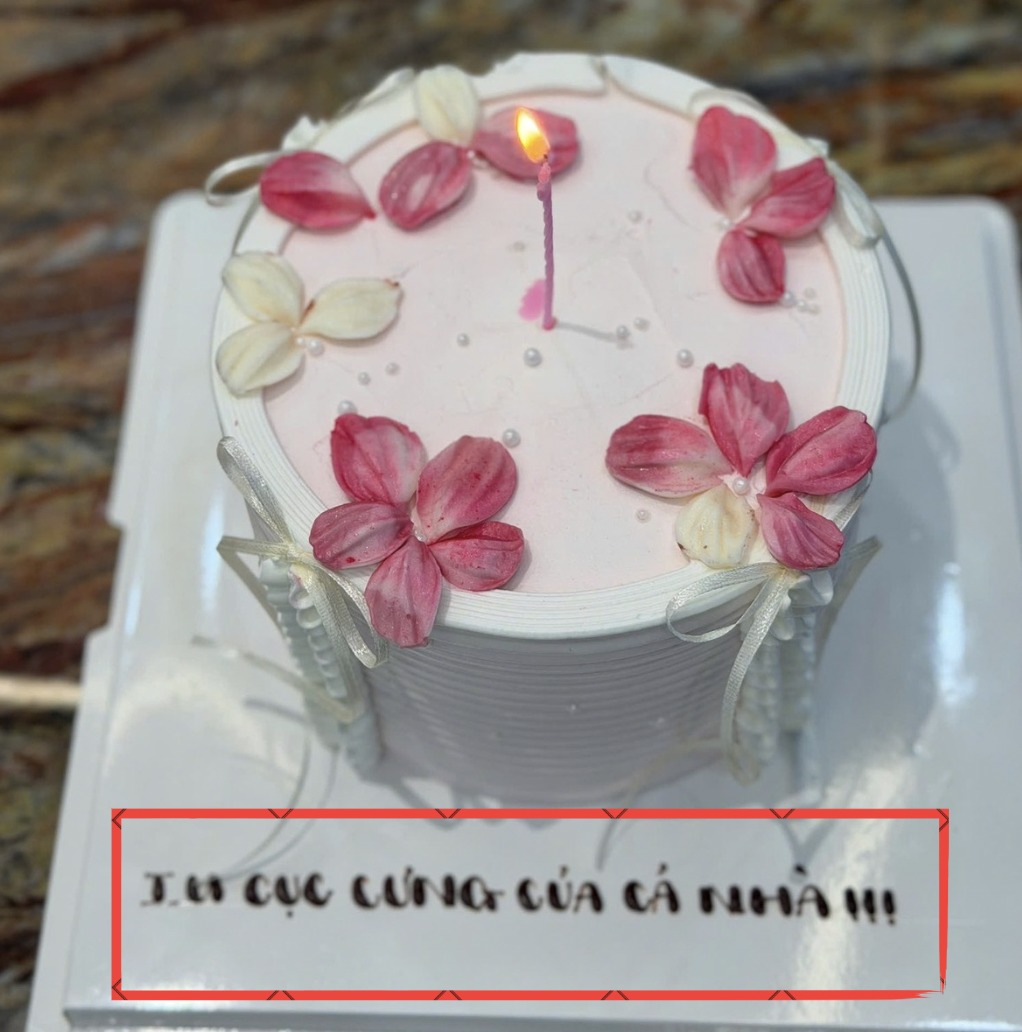 Sinh nhật tuổi 26 của Lona Kiều Loan: Nhận b&oacute; hoa khủng, chi tiết tr&ecirc;n b&aacute;nh kem g&acirc;y b&agrave;n t&aacute;n- Ảnh 5.