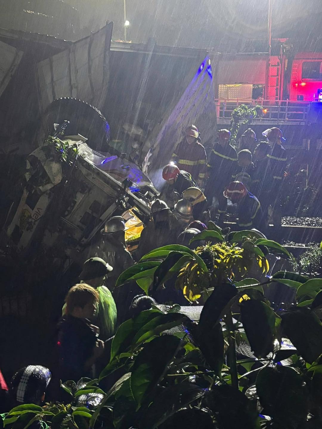 Camera ghi lại khoảnh khắc kinh ho&agrave;ng trong vụ tai nạn t&agrave;u hỏa tối m&ugrave;ng 9 Tết ở H&agrave; Nội- Ảnh 2.