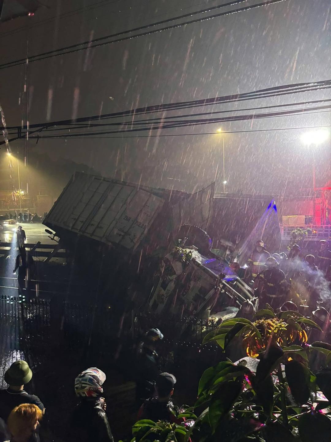 Camera ghi lại khoảnh khắc kinh ho&agrave;ng trong vụ tai nạn t&agrave;u hỏa tối m&ugrave;ng 9 Tết ở H&agrave; Nội- Ảnh 3.