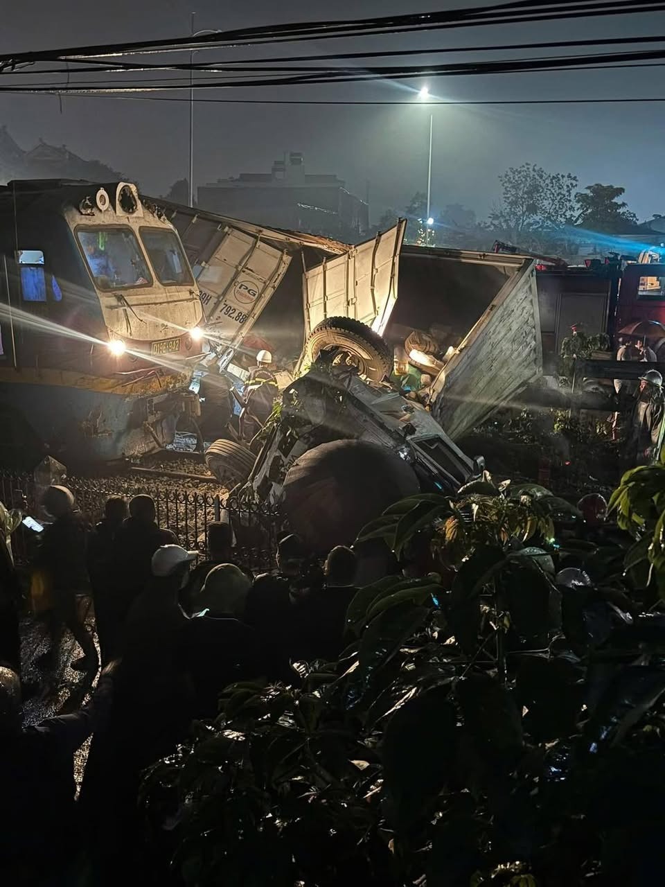 Camera ghi lại khoảnh khắc kinh ho&agrave;ng trong vụ tai nạn t&agrave;u hỏa tối m&ugrave;ng 9 Tết ở H&agrave; Nội- Ảnh 1.