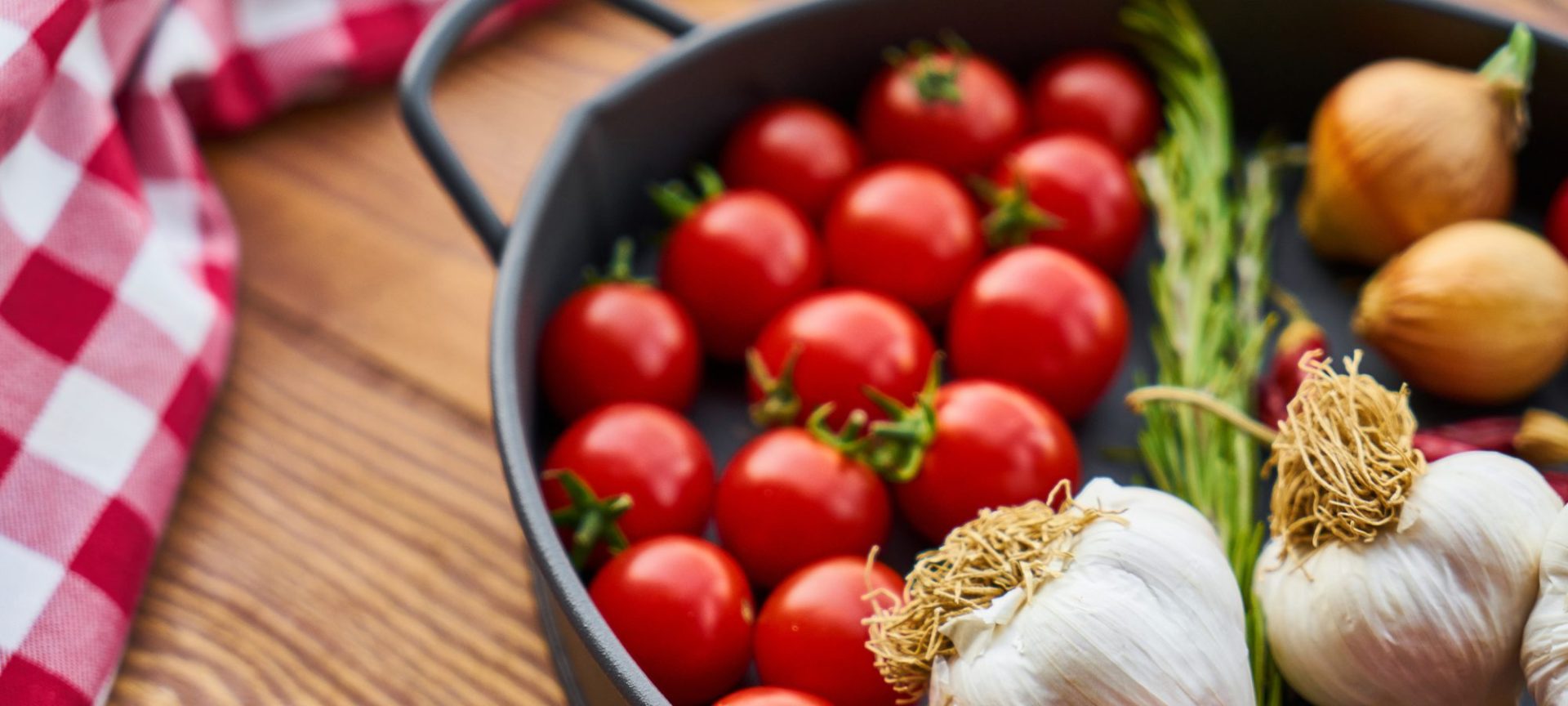 Phụ nữ tr&ecirc;n 40 tuổi: 10 l&yacute; do n&ecirc;n thử chế độ ăn Địa Trung Hải nếu muốn gi&agrave; đi chậm hơn - Ảnh 1.