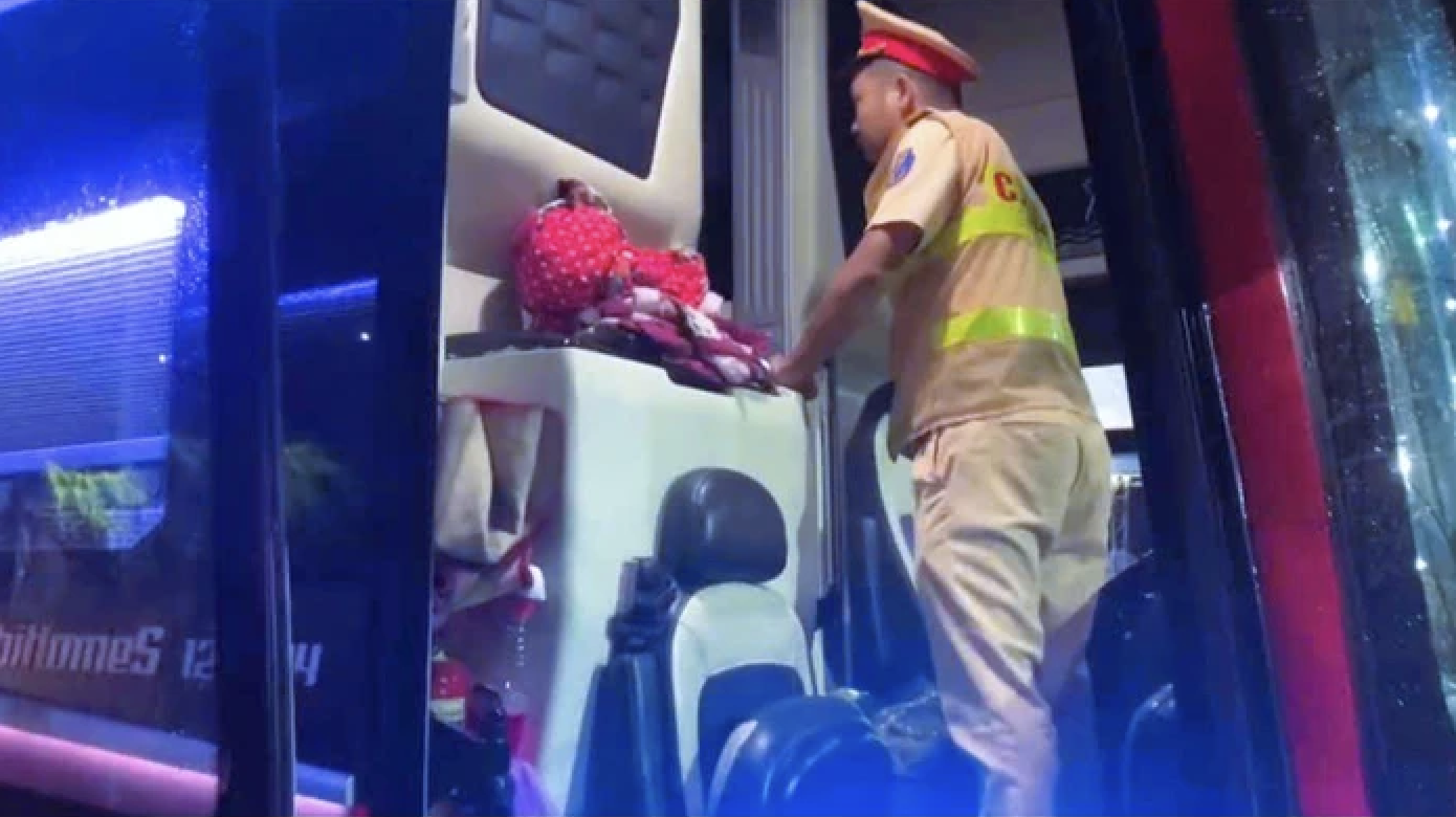 Phạt gần 2 , 3 tỉ đồng v&igrave; xe kh&aacute;ch vi phạm chở qu&aacute; số người quy định - Ảnh 1.