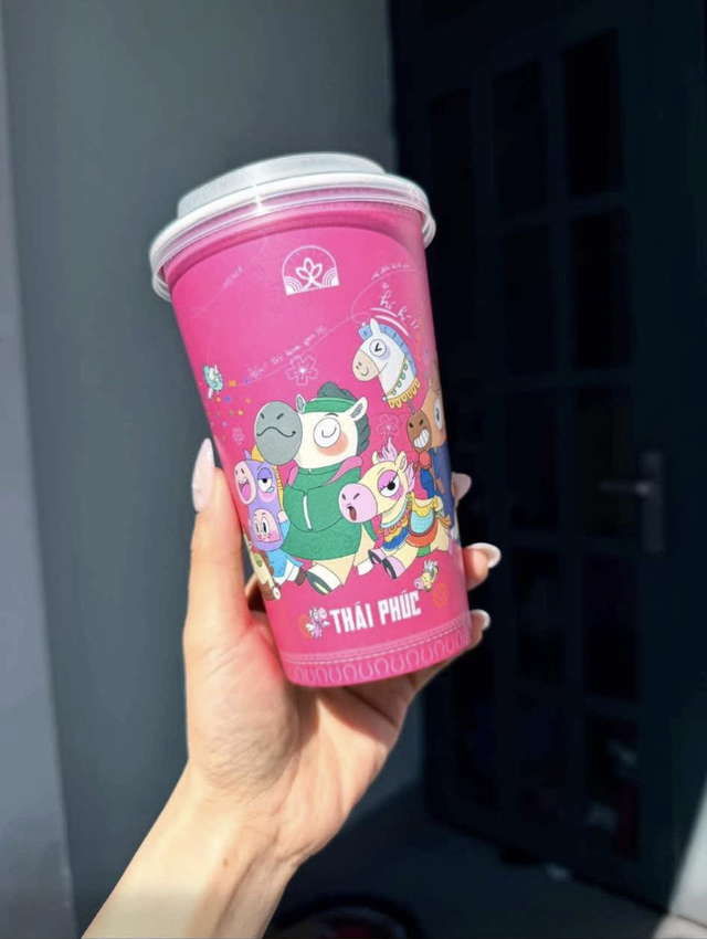 Biến căng cộng đồng tr&agrave; sữa h&ocirc;m nay: Qu&aacute;n in 10.286 cốc giấy c&oacute; h&igrave;nh ảnh 