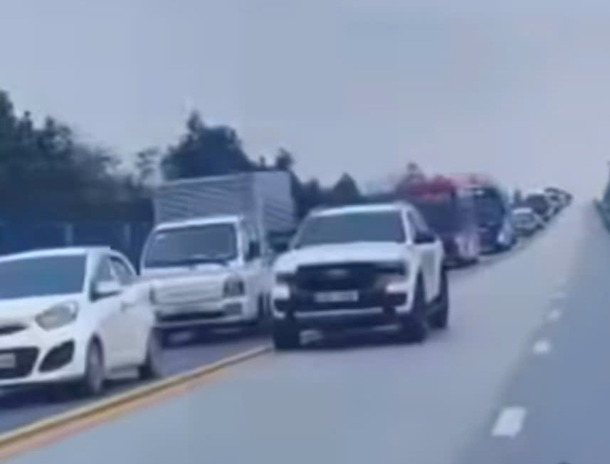 Bất ngờ danh t&iacute;nh t&agrave;i xế b&aacute;n tải đi v&agrave;o l&agrave;n ngược chiều tr&ecirc;n cao tốc - Ảnh 1.