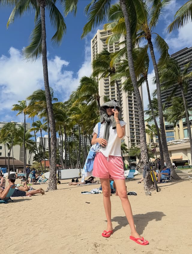 Mỹ nh&acirc;n Tiệm C&agrave; Ph&ecirc; Ho&agrave;ng Tử diện bikini n&oacute;ng &ldquo;bỏng mắt&rdquo;, biết tuổi t&aacute;c thật m&agrave; cho&aacute;ng!- Ảnh 5.