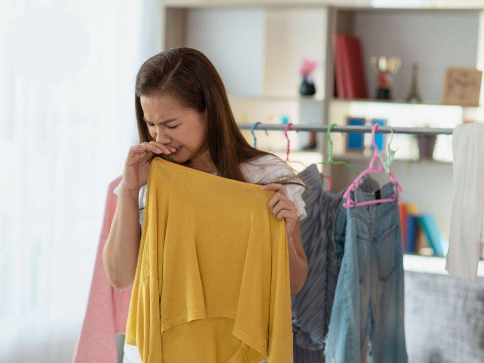 4 kiểu phơi quần áo “rước thêm bệnh” vào người mùa nồm ẩm, nhiều nhà rất dễ mắc phải - Ảnh 2.