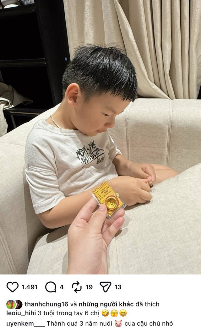 Vợ Th&agrave;nh Chung sắm 6 chỉ v&agrave;ng cho con trai ng&agrave;y v&iacute;a Thần T&agrave;i, mới 3 tuổi b&eacute; Leo đ&atilde; c&oacute; của để d&agrave;nh  - Ảnh 1.
