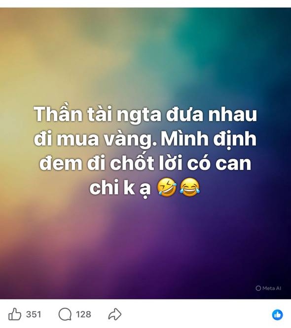 Lao đến tiệm v&agrave;ng b&aacute;n sạch v&agrave;ng ng&agrave;y v&iacute;a Thần T&agrave;i: &Ocirc;m tiền về nh&agrave;, nhưng kh&ocirc;ng kh&eacute;o sợ c&ograve;n 