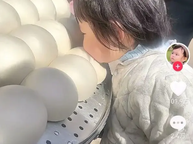 Bé gái hơn 1 tuổi “gặm” bánh bao thu hút hơn 30 triệu lượt xem, nhưng bất ngờ bị chỉ trích là trẻ hư - Ảnh 1.