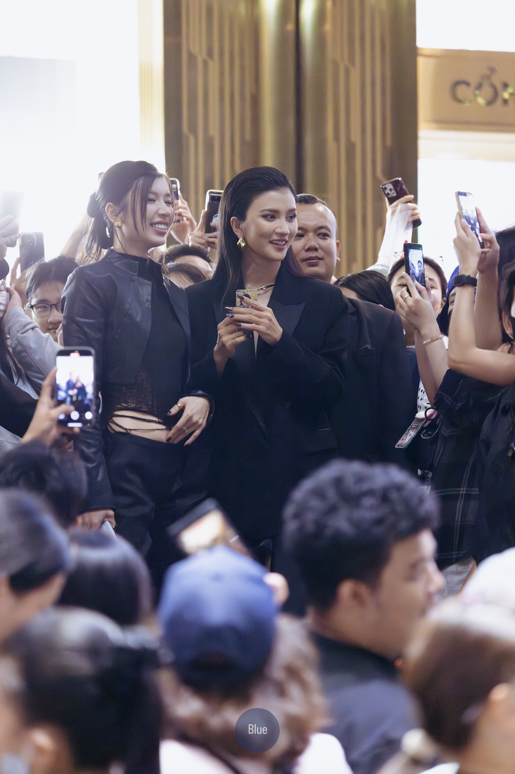 Lần đầu Kim Tuyến v&agrave; Đồng &Aacute;nh Quỳnh c&ocirc;ng khai, trung t&acirc;m thương mại như vỡ trận- Ảnh 1.