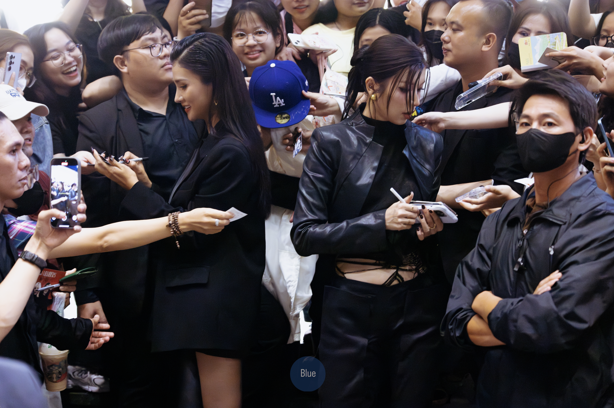 Lần đầu Kim Tuyến v&agrave; Đồng &Aacute;nh Quỳnh c&ocirc;ng khai, trung t&acirc;m thương mại như vỡ trận- Ảnh 9.