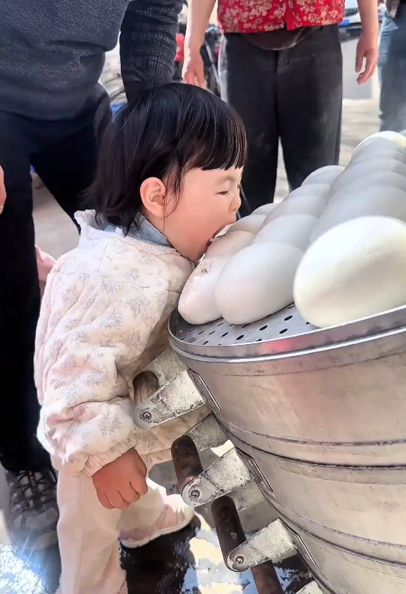 Bé gái hơn 1 tuổi “gặm” bánh bao thu hút hơn 30 triệu lượt xem, nhưng bất ngờ bị chỉ trích là trẻ hư - Ảnh 2.