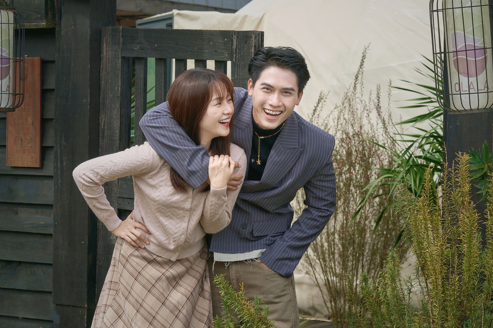 M&agrave;n ảnh Việt c&oacute; 1 phim ng&ocirc;n t&igrave;nh hot đi&ecirc;n l&ecirc;n được: Nam ch&iacute;nh đang nổi như cồn, nữ ch&iacute;nh đ&uacute;ng chuẩn bạch nguyệt quang- Ảnh 1.