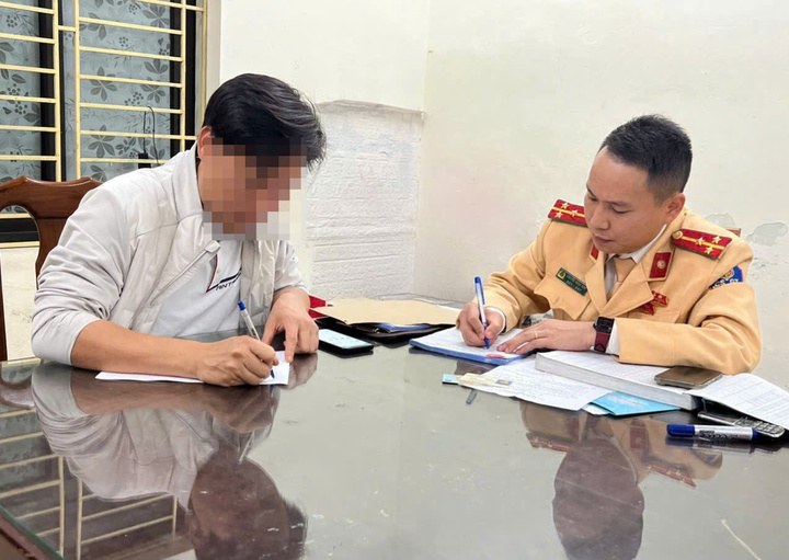 Phạt t&agrave;i xế cho trẻ ngồi trước v&ocirc; lăng khi l&aacute;i xe ở H&agrave; Nội - Ảnh 2.