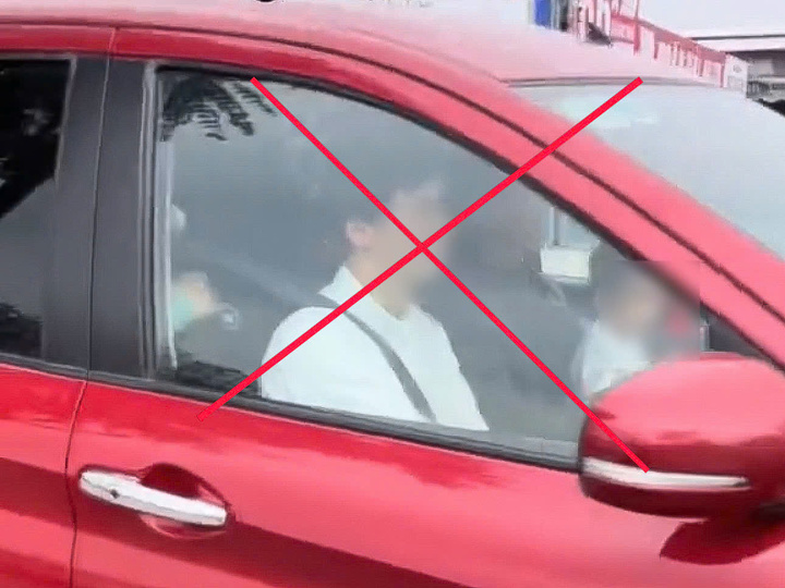 Phạt t&agrave;i xế cho trẻ ngồi trước v&ocirc; lăng khi l&aacute;i xe ở H&agrave; Nội - Ảnh 1.