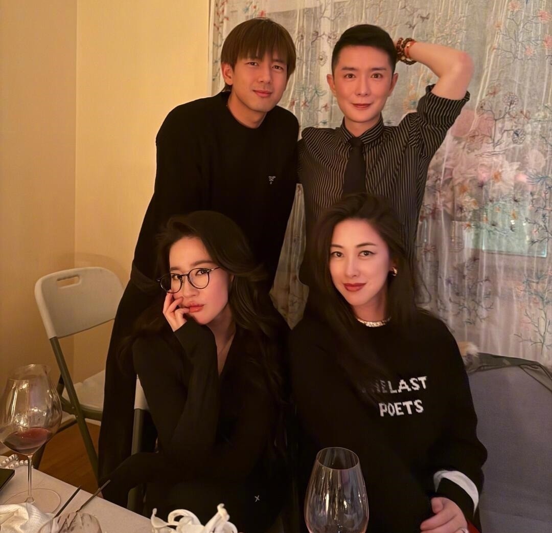 Bạn trai tin đồn k&eacute;m 4 tuổi 