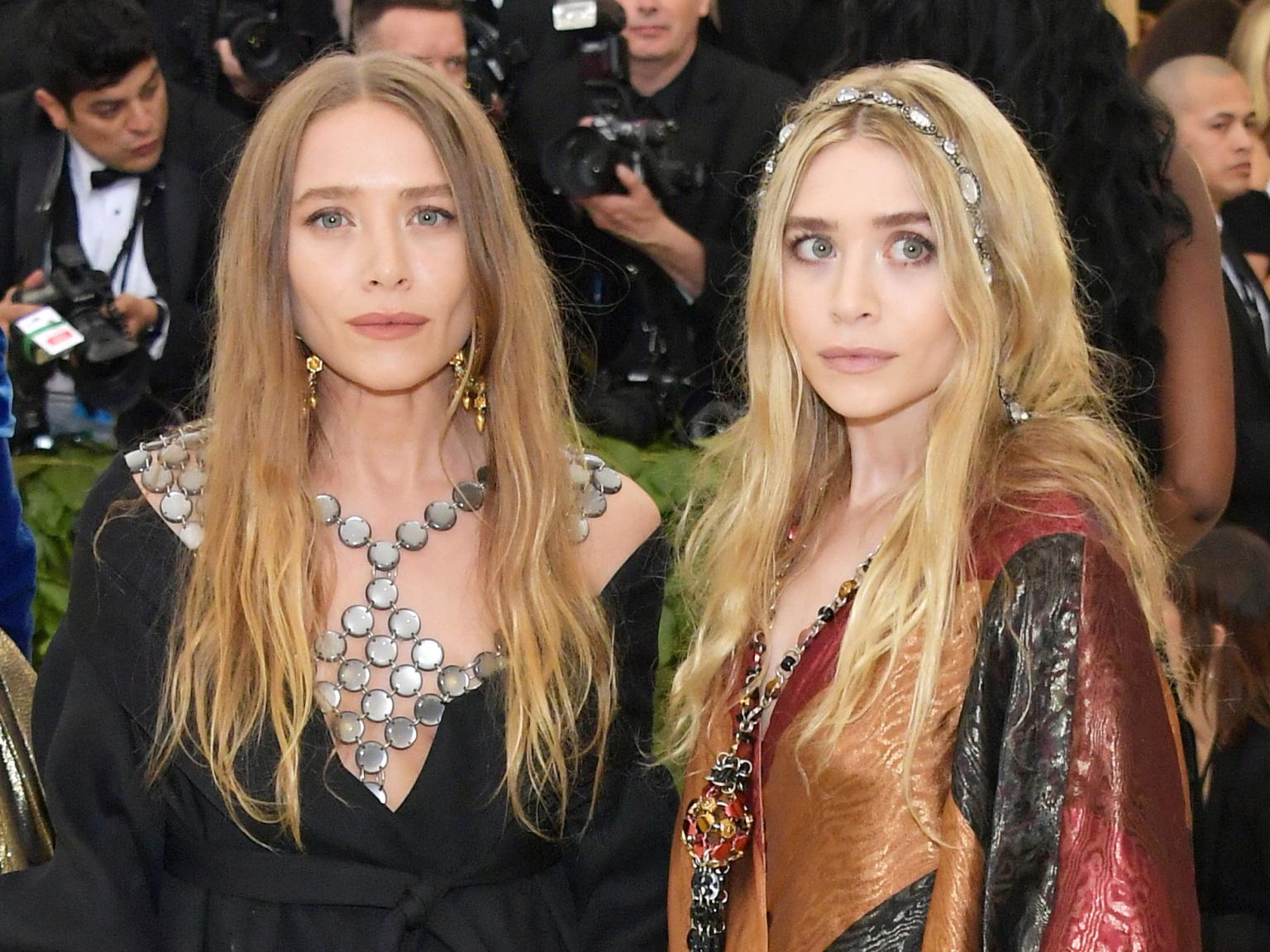 Mary-Kate v&agrave; Ashley Olsen đ&acirc;y ư: Chuyện g&igrave; xảy ra với cặp song sinh quyền lực của l&agrave;ng thời trang vậy?- Ảnh 10.