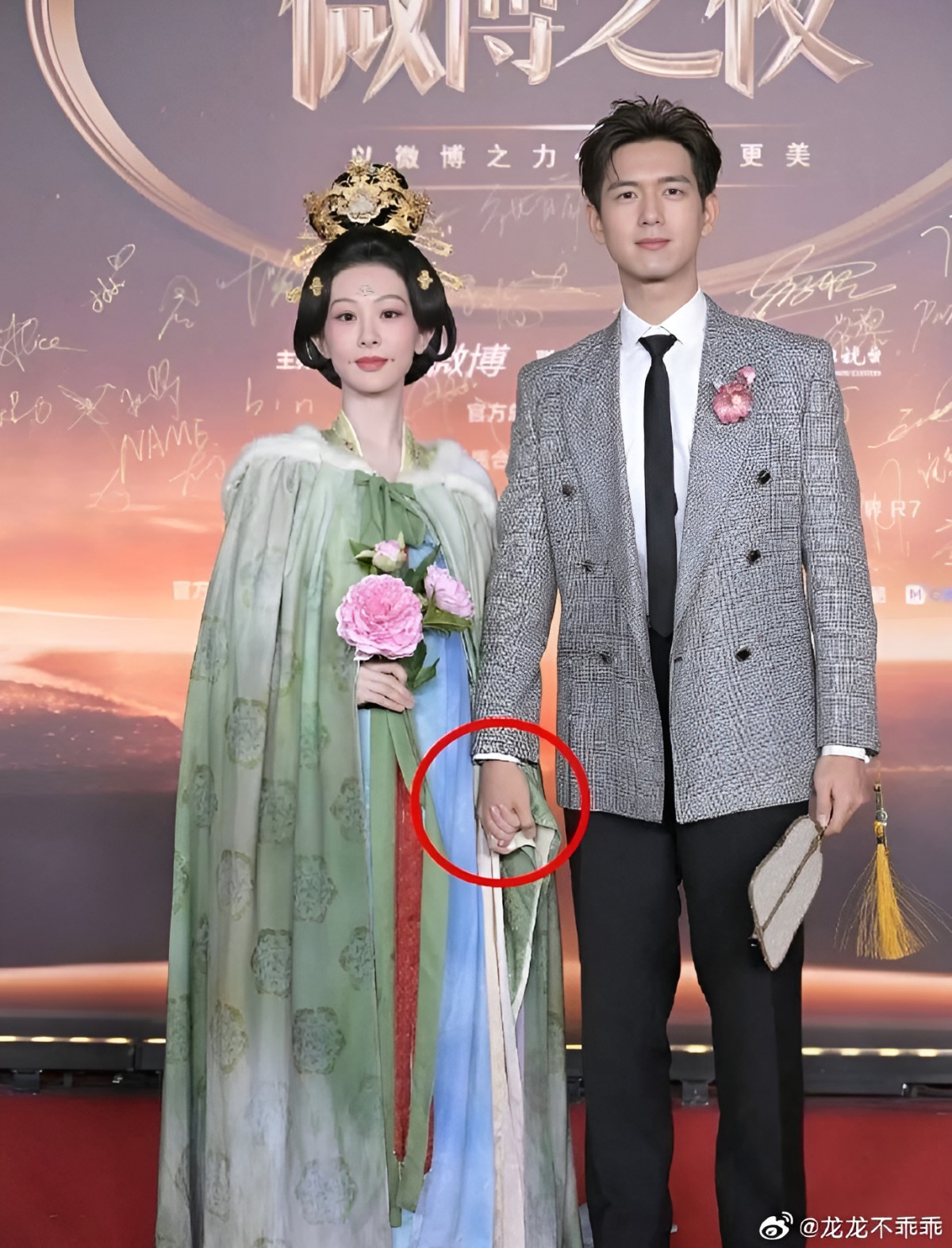 Bạn trai tin đồn k&eacute;m 4 tuổi 