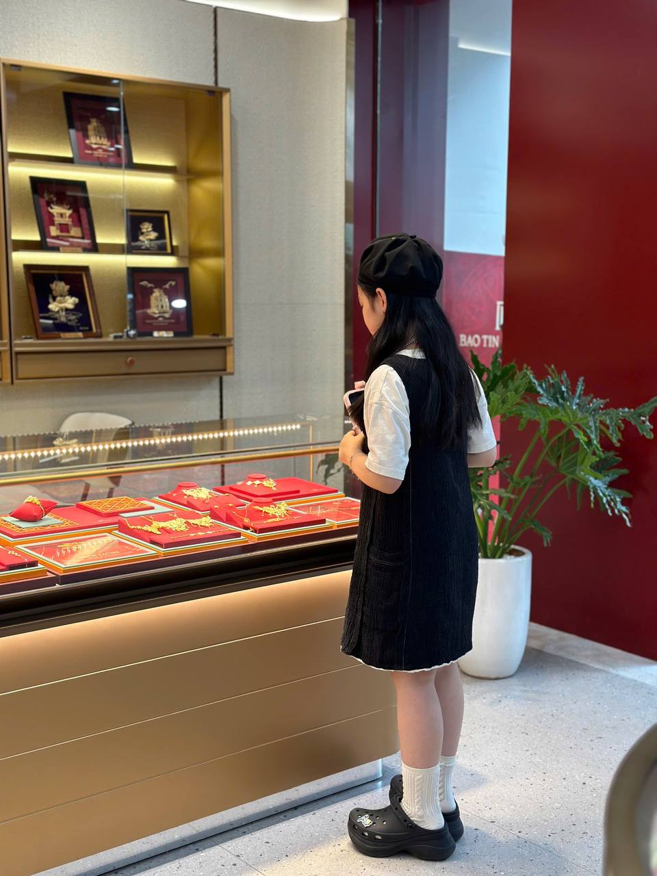 Các mẹ ở Hà Nội dẫn con đến tiệm vàng, trích 75% tiền lì xì để tích sản: Chỉ muốn con hiểu đúng 1 điều!- Ảnh 2.