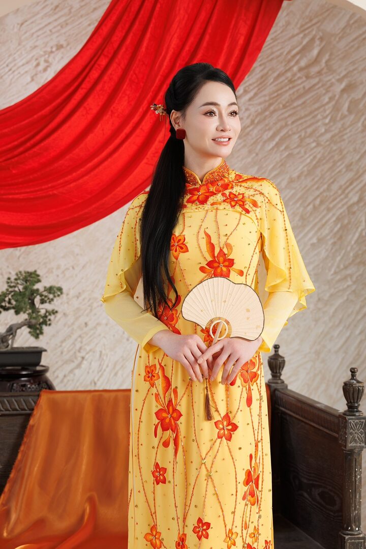 Qu&aacute;ch Thu Phương: Người t&igrave;nh m&agrave;n ảnh trẻ đẹp ở tuổi U50 trong hậu trường phim - Ảnh 2.