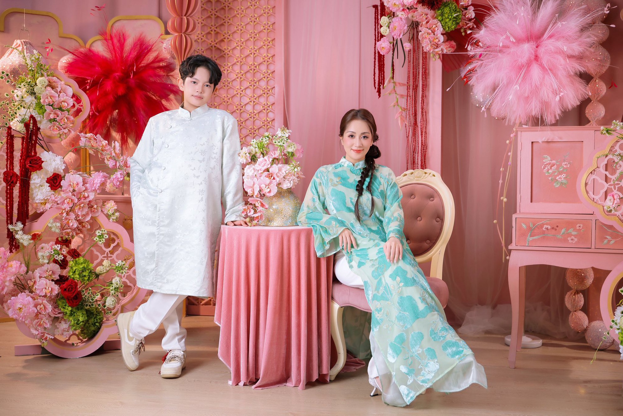 Con trai n&oacute;i một c&acirc;u, Kh&aacute;nh Thi bỗng thấy 