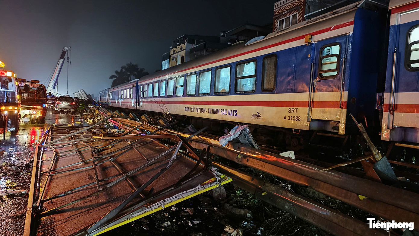 Th&ocirc;ng tin vụ t&agrave;u hỏa đ&acirc;m xe tải tại H&agrave; Nội: T&agrave;i xế tử vong tại chỗ - Ảnh 1.