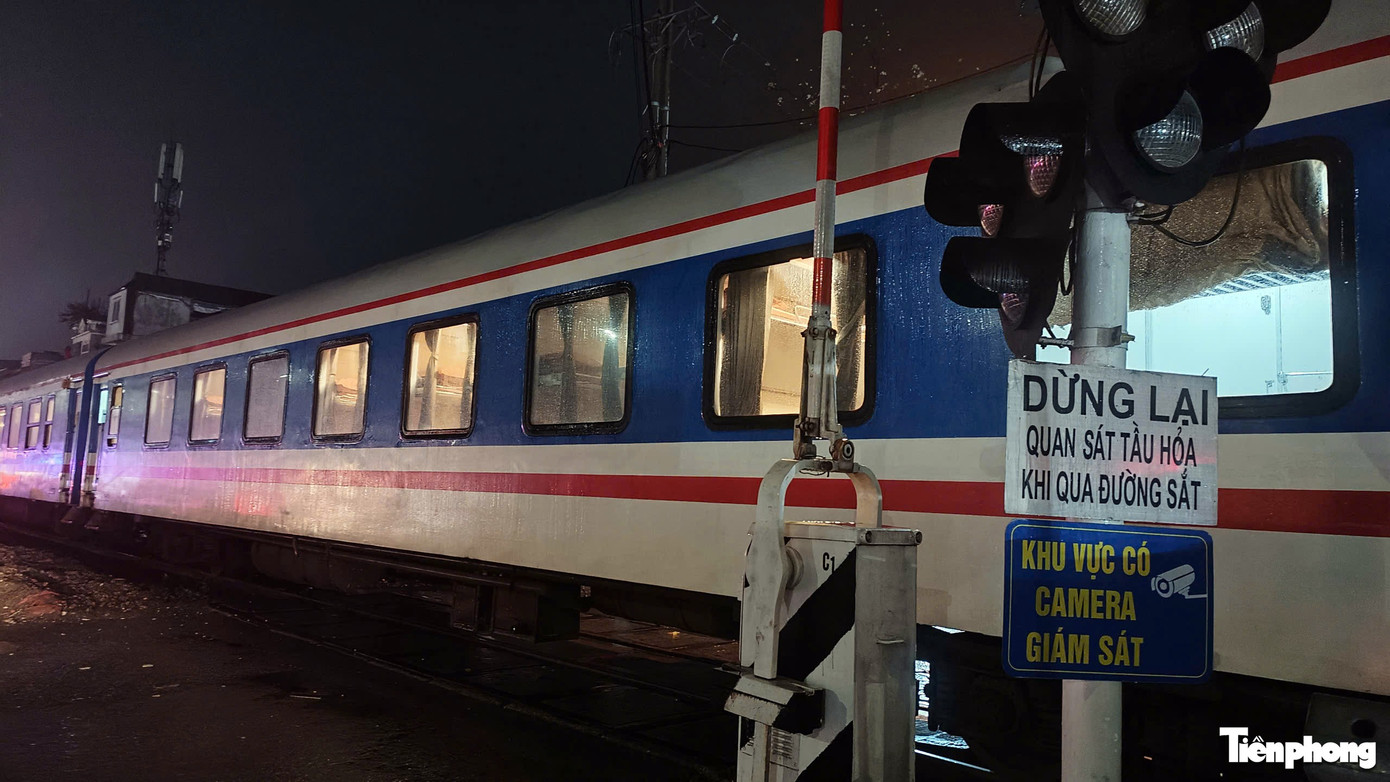 Th&ocirc;ng tin vụ t&agrave;u hỏa đ&acirc;m xe tải tại H&agrave; Nội: T&agrave;i xế tử vong tại chỗ - Ảnh 2.