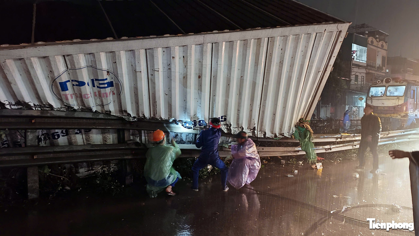 Th&ocirc;ng tin vụ t&agrave;u hỏa đ&acirc;m xe tải tại H&agrave; Nội: T&agrave;i xế tử vong tại chỗ - Ảnh 4.